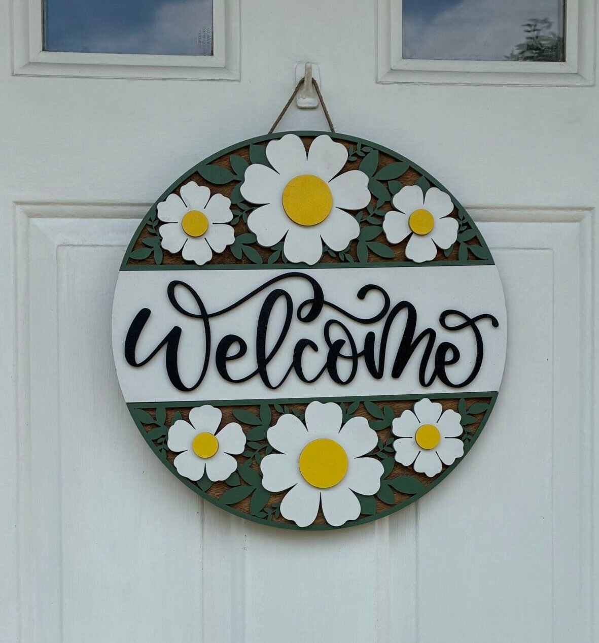 Spring and summer daisy welcome sign